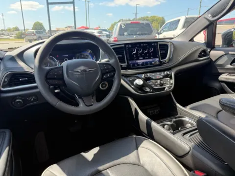 More photos of 2025 Chrysler Pacifica Limited at Jerry Hunt Supercenter - Lexington, NC