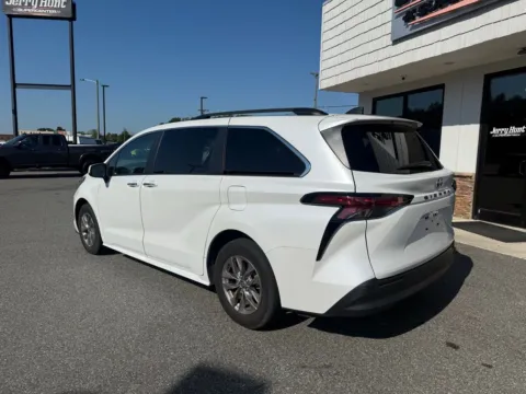 More photos of 2022 Toyota Sienna XLE at Jerry Hunt Supercenter - Lexington, NC