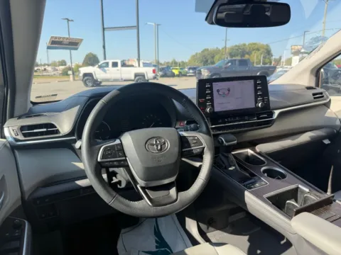 More photos of 2022 Toyota Sienna XLE at Jerry Hunt Supercenter - Lexington, NC