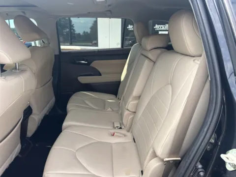 More photos of 2020 Toyota Highlander XLE at Jerry Hunt Supercenter - Lexington, NC