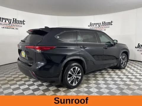 More photos of 2020 Toyota Highlander XLE at Jerry Hunt Supercenter - Lexington, NC