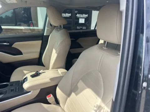 Photos of 2020 Toyota Highlander XLE for sale in Lexington, NC at Jerry Hunt Supercenter - Lexington