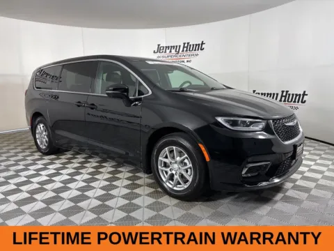More photos of 2025 Chrysler Pacifica Select at Jerry Hunt Supercenter - Lexington, NC