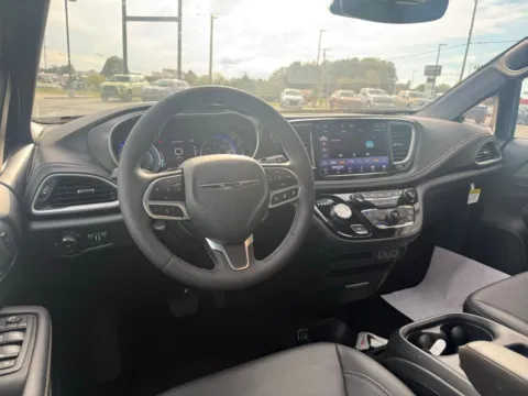 More photos of 2025 Chrysler Pacifica Select at Jerry Hunt Supercenter - Lexington, NC