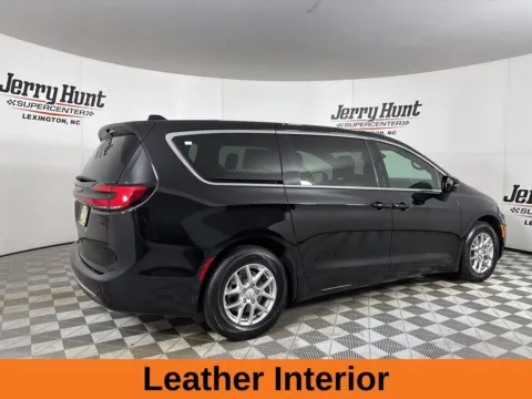 More photos of 2025 Chrysler Pacifica Select at Jerry Hunt Supercenter - Lexington, NC