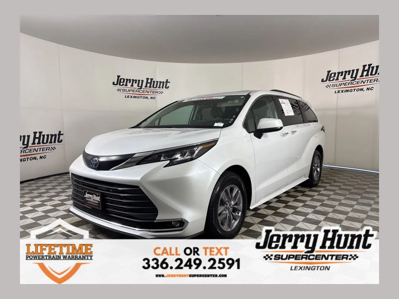 2023 Toyota Sienna XLE's photo