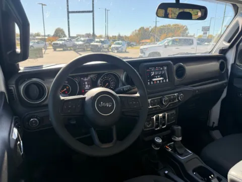 More photos of 2023 Jeep Gladiator Sport at Jerry Hunt Supercenter - Lexington, NC