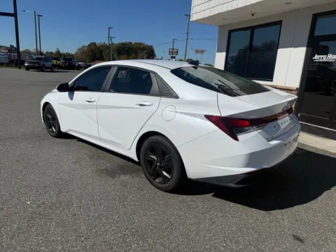 More photos of 2021 Hyundai Elantra SEL at Jerry Hunt Supercenter - Lexington, NC