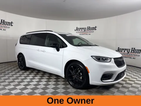 More photos of 2025 Chrysler Pacifica Limited at Jerry Hunt Supercenter - Lexington, NC