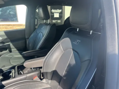 Photos of 2025 Chrysler Pacifica Limited for sale in Lexington, NC at Jerry Hunt Supercenter - Lexington