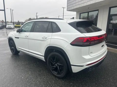 More photos of 2024 Volkswagen Atlas Cross Sport 2.0T SEL R-Line at Jerry Hunt Supercenter - Lexington, NC