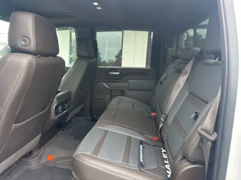 More photos of 2022 GMC Sierra 2500HD Denali at Jerry Hunt Supercenter - Lexington, NC
