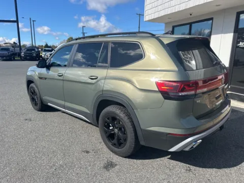 More photos of 2025 Volkswagen Atlas 2.0T Peak Edition at Jerry Hunt Supercenter - Lexington, NC