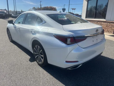 More photos of 2022 Lexus ES 350 at Jerry Hunt Supercenter - Lexington, NC