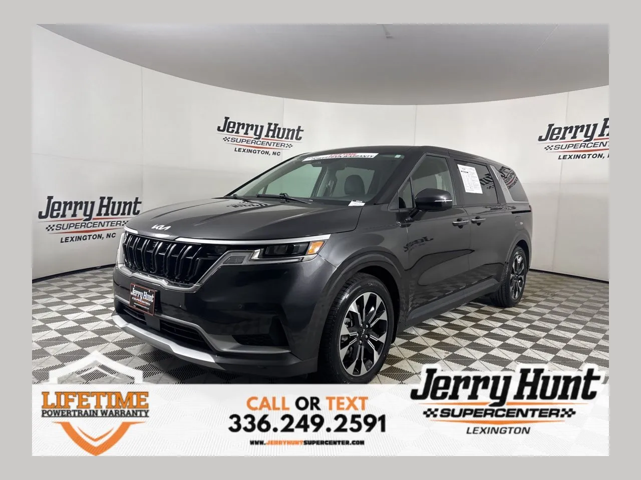 2024 Kia Carnival EX's photo