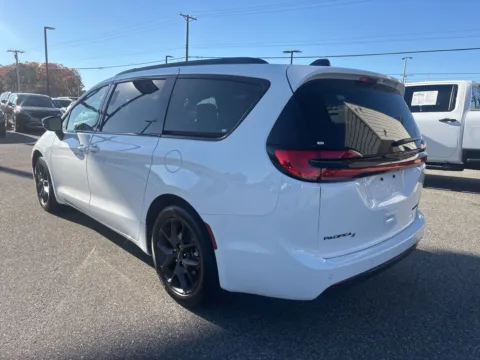 More photos of 2025 Chrysler Pacifica Limited at Jerry Hunt Supercenter - Lexington, NC