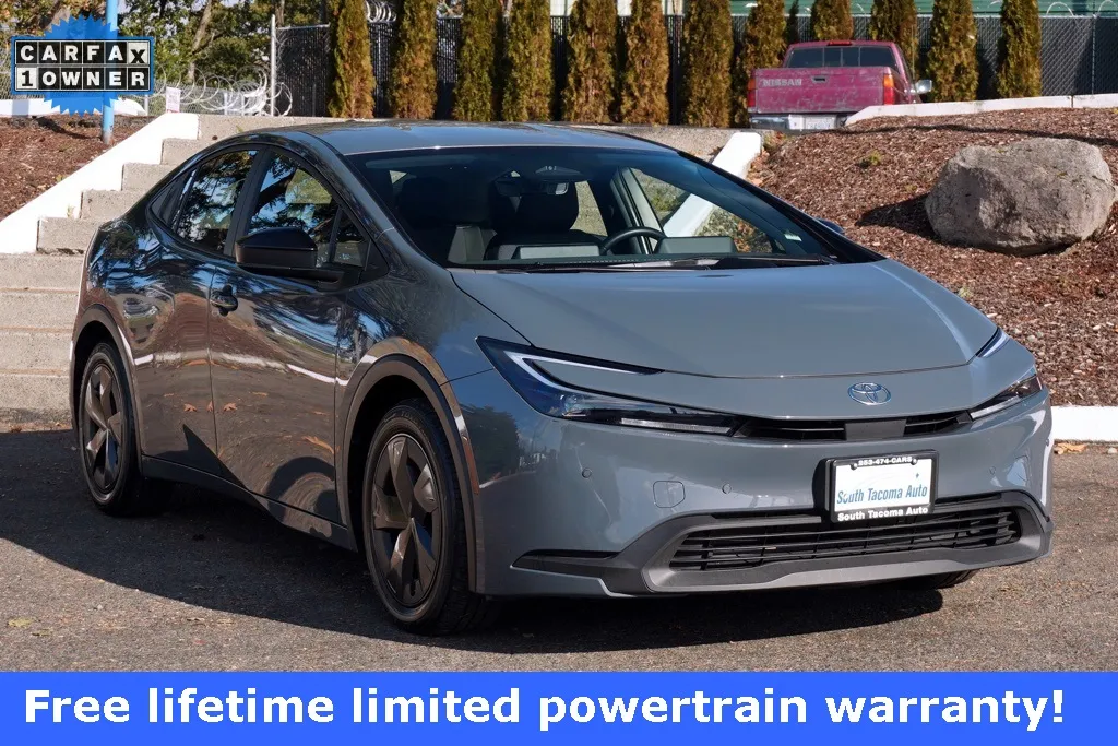 2024 Toyota Prius LE's photo