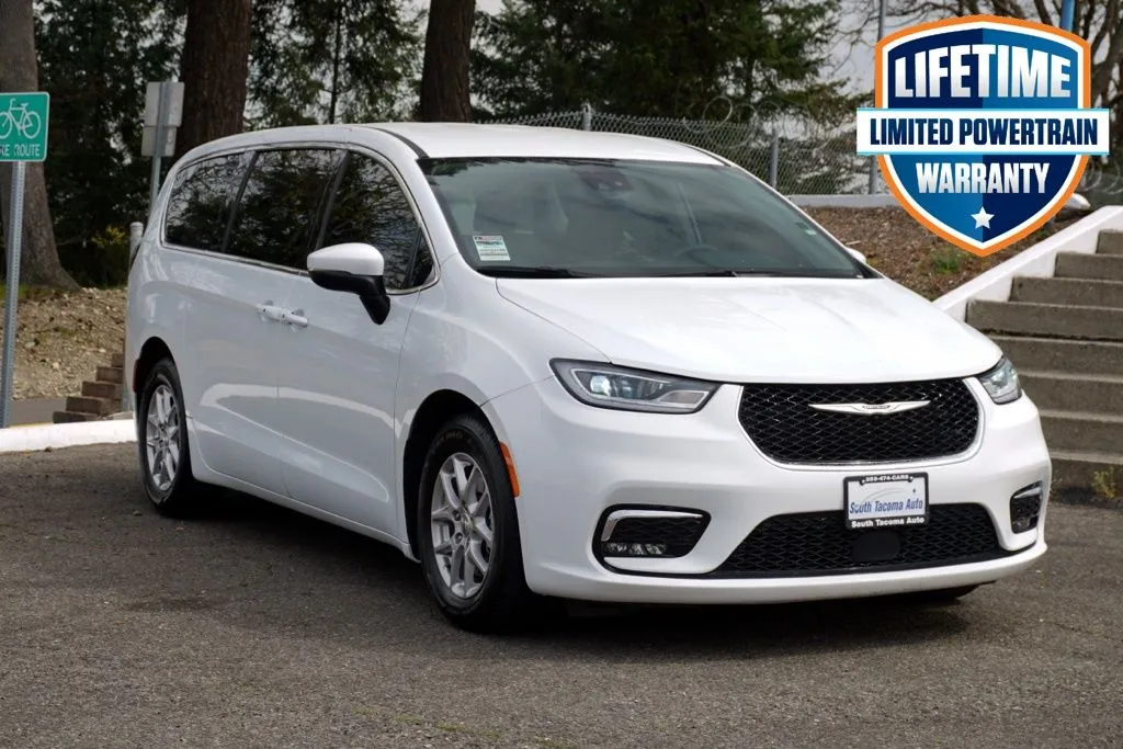 2023 Chrysler Pacifica Touring L's photo
