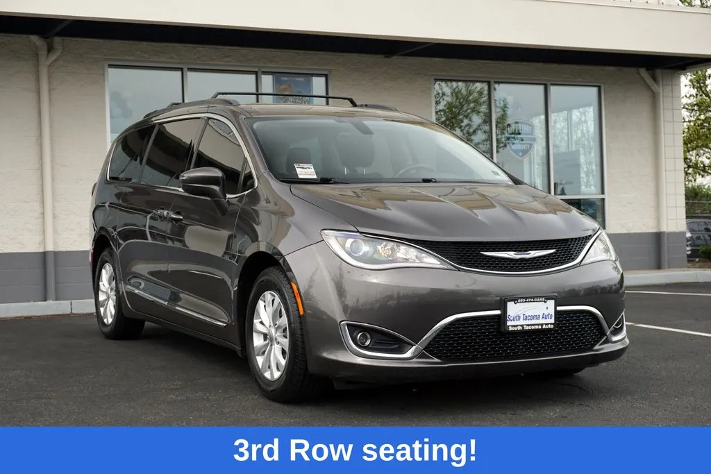 2017 Chrysler Pacifica Touring-L's photo