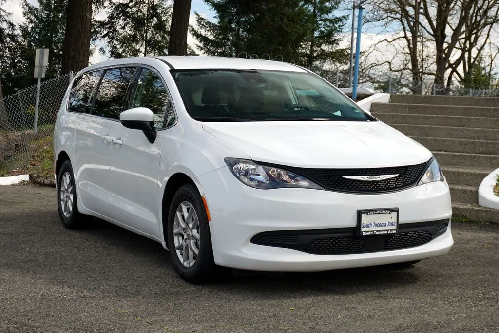 2023 Chrysler Voyager LX