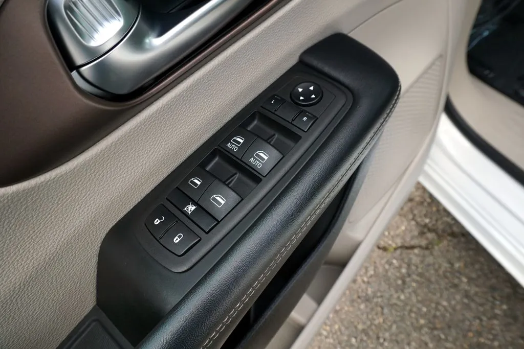 Chrysler Voyager photo 12