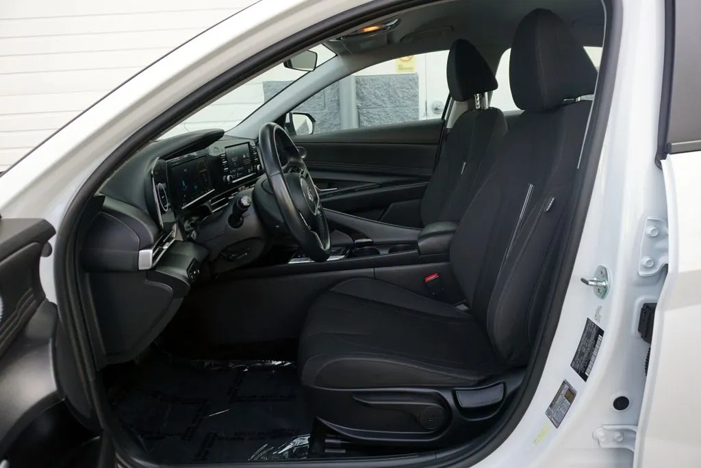 Hyundai Elantra photo 15