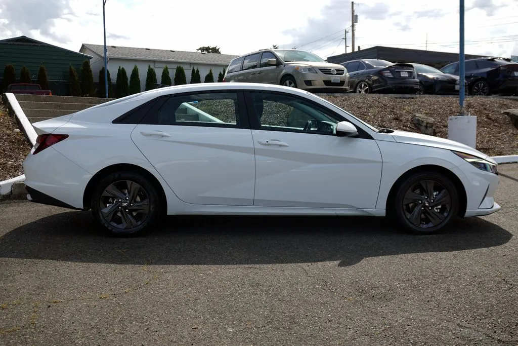 Hyundai Elantra photo 8