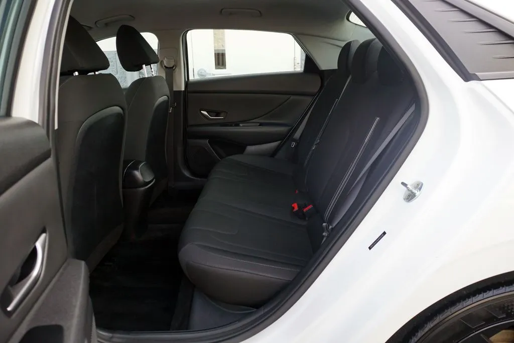 Hyundai Elantra photo 16