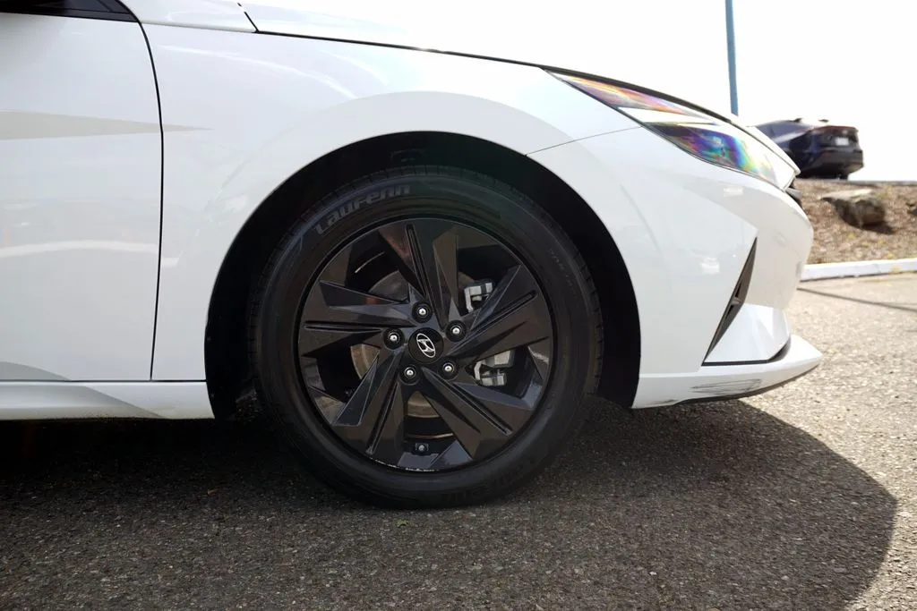 Hyundai Elantra photo 9