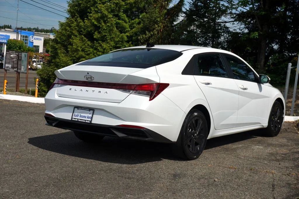 Hyundai Elantra photo 7