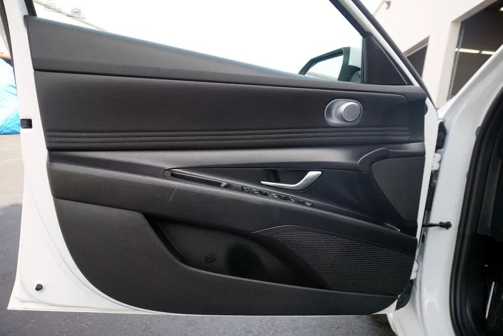 Hyundai Elantra photo 13