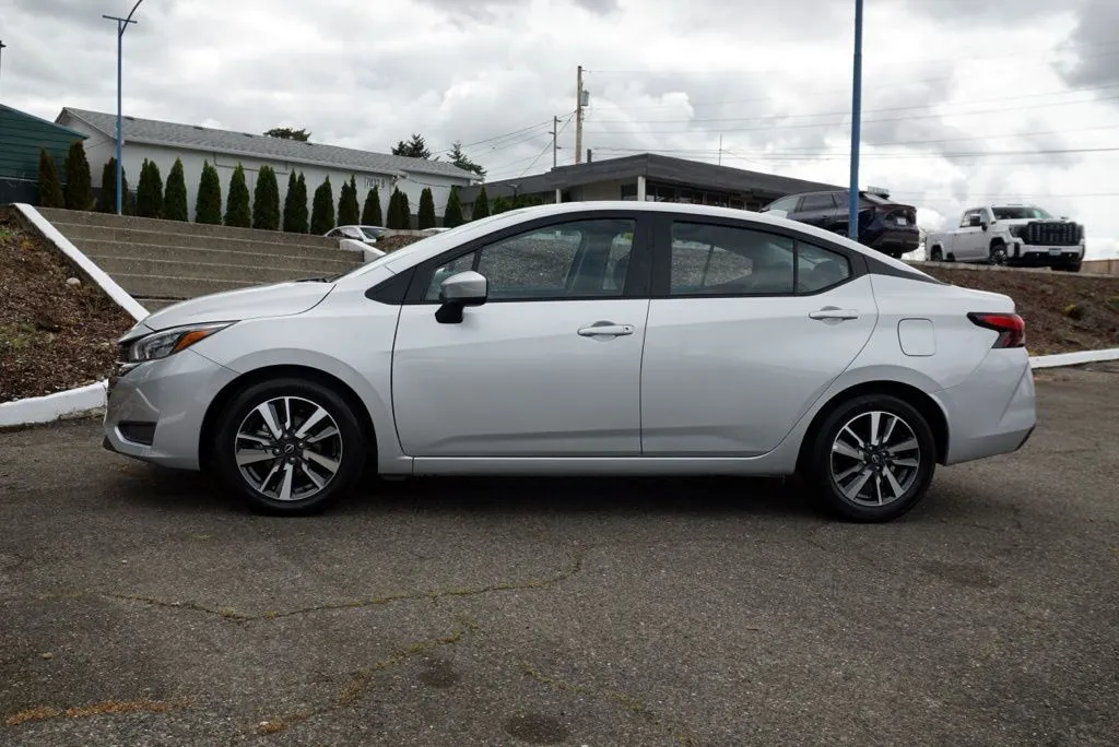 Nissan Versa photo 8