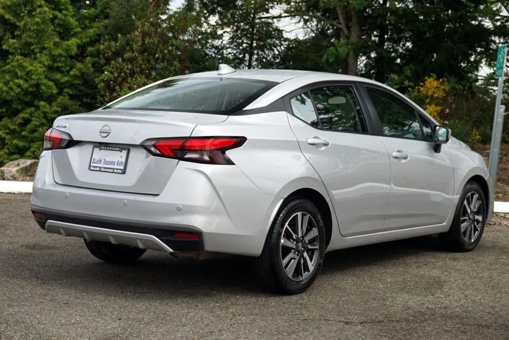 Nissan Versa photo 3