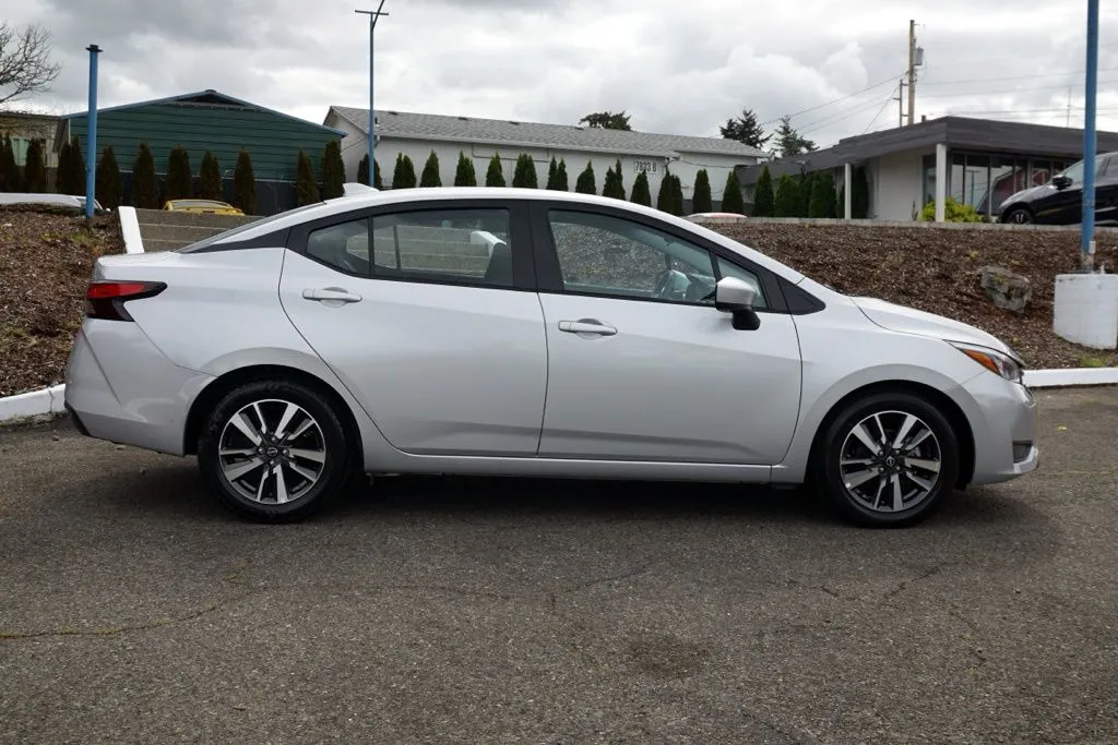 Nissan Versa photo 6
