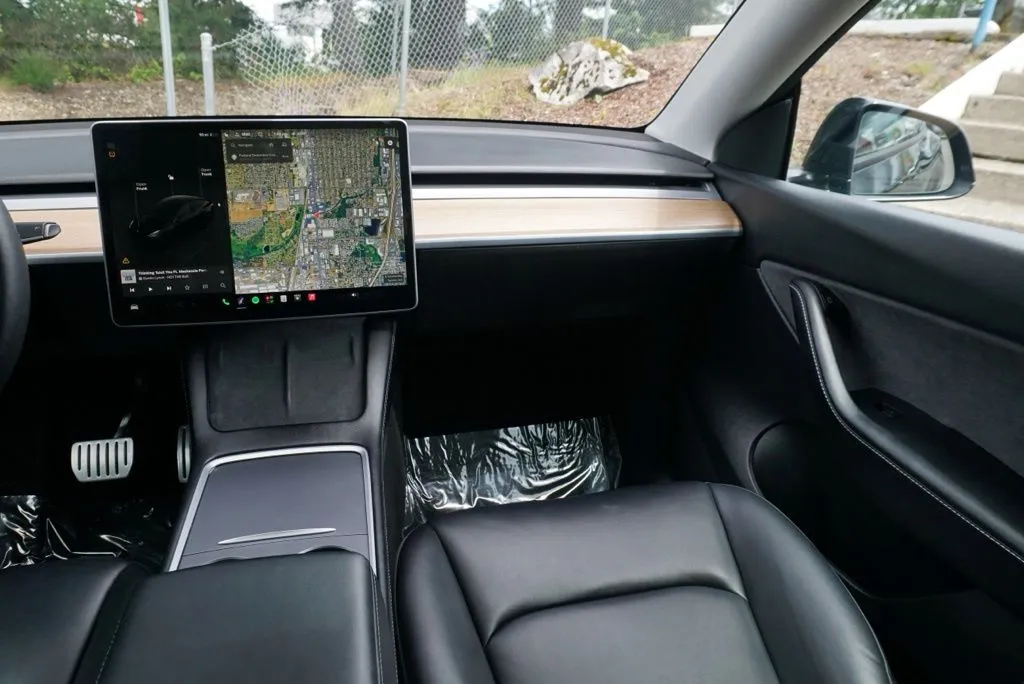 Tesla Model Y photo 17