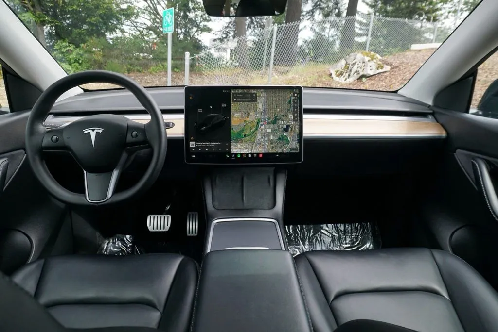Tesla Model Y photo 16