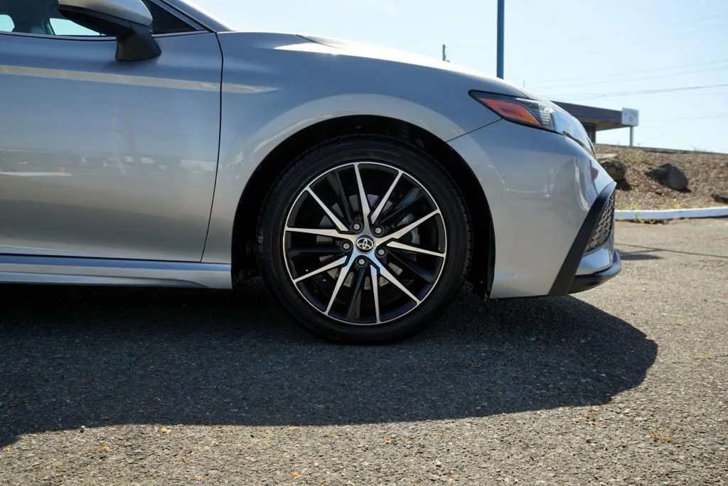 Toyota Camry photo 9