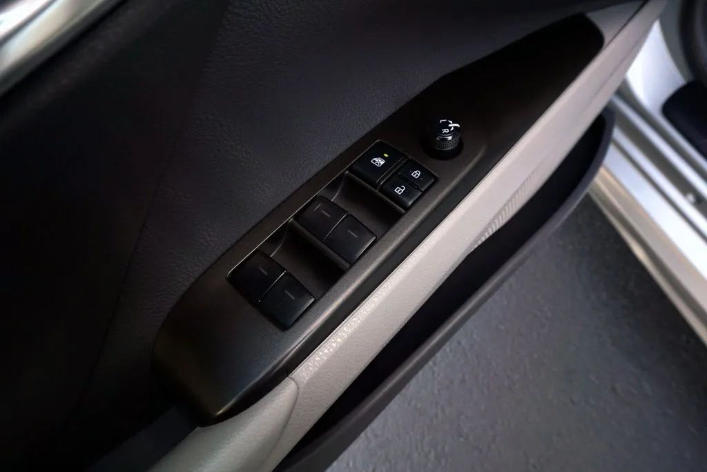 Toyota Camry photo 12