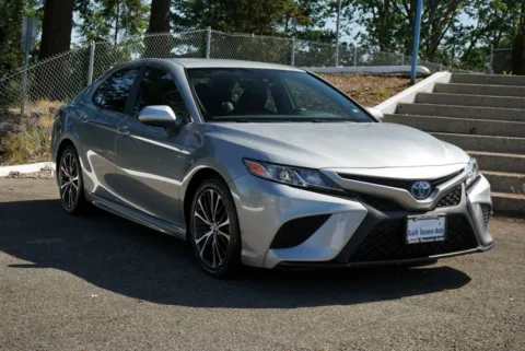 Silver 2019 Toyota Camry Hybrid SE for sale in Tacoma, WA