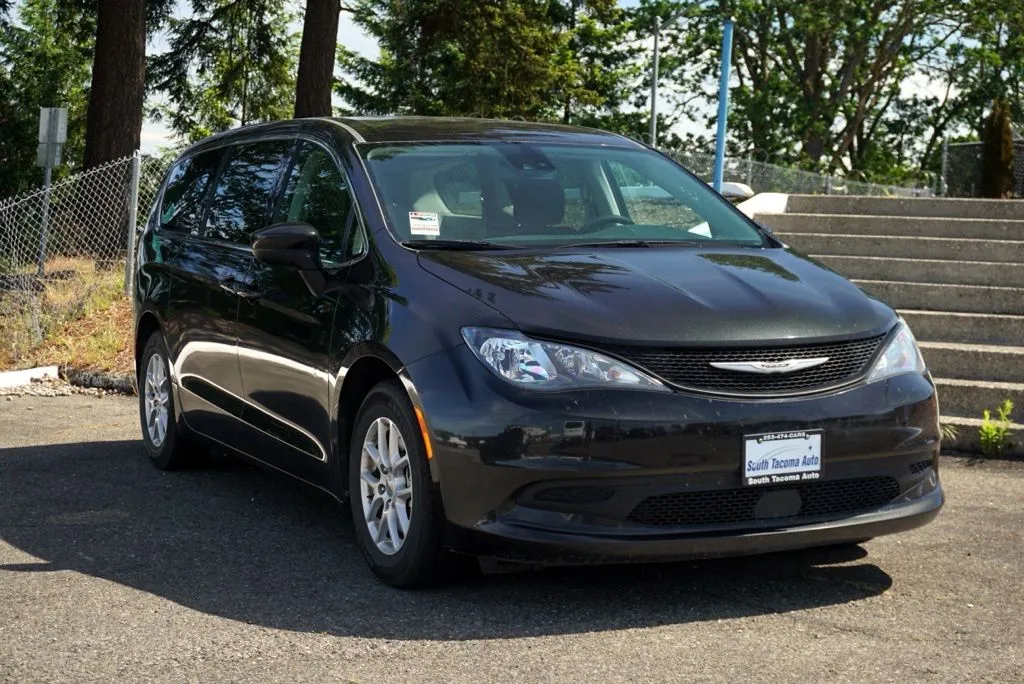 2023 Chrysler Voyager LX's photo