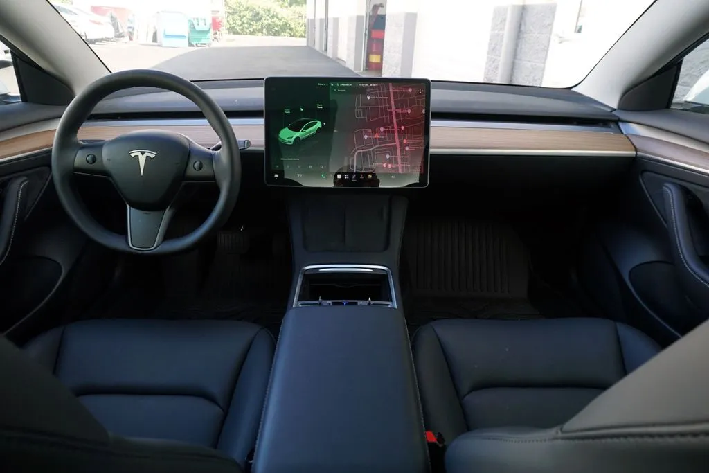 Tesla Model 3 photo 16