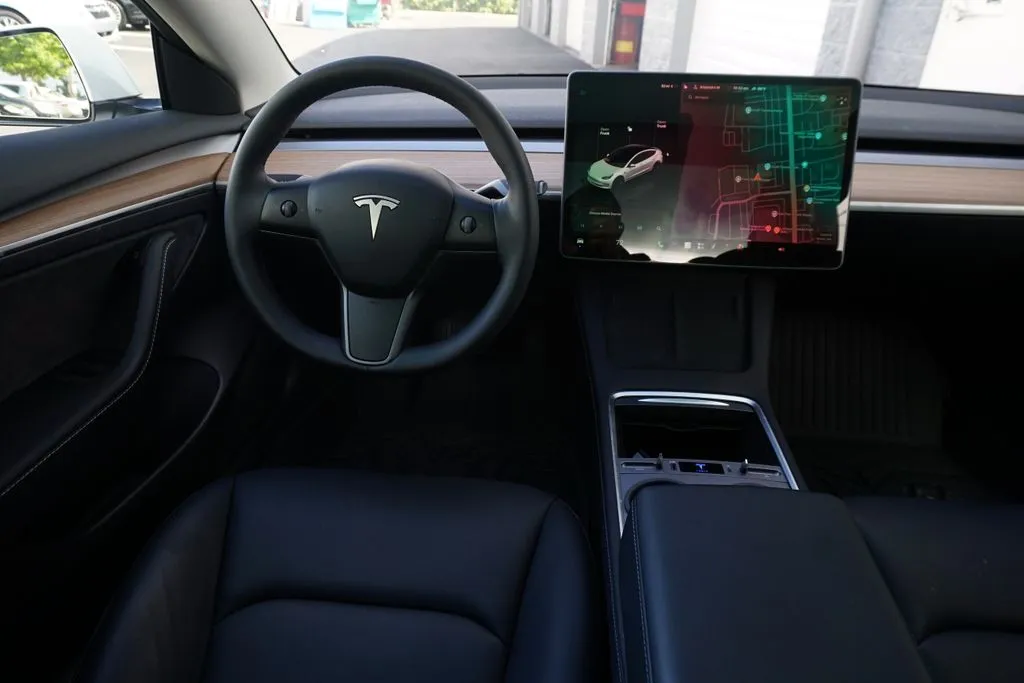 Tesla Model 3 photo 23