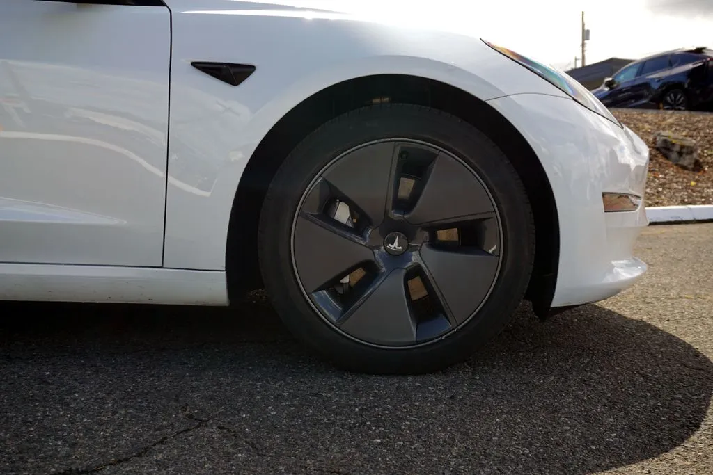 Tesla Model 3 photo 9