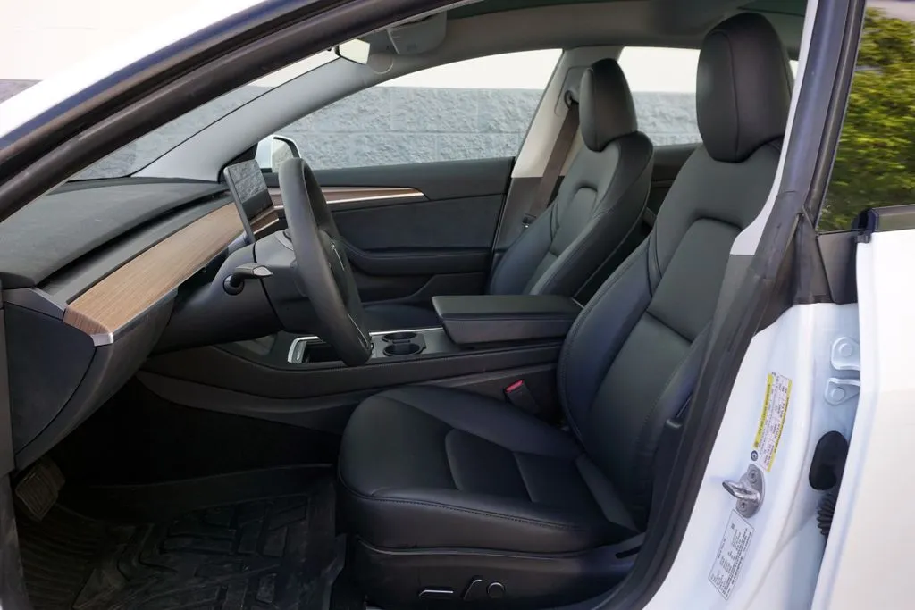 Tesla Model 3 photo 18