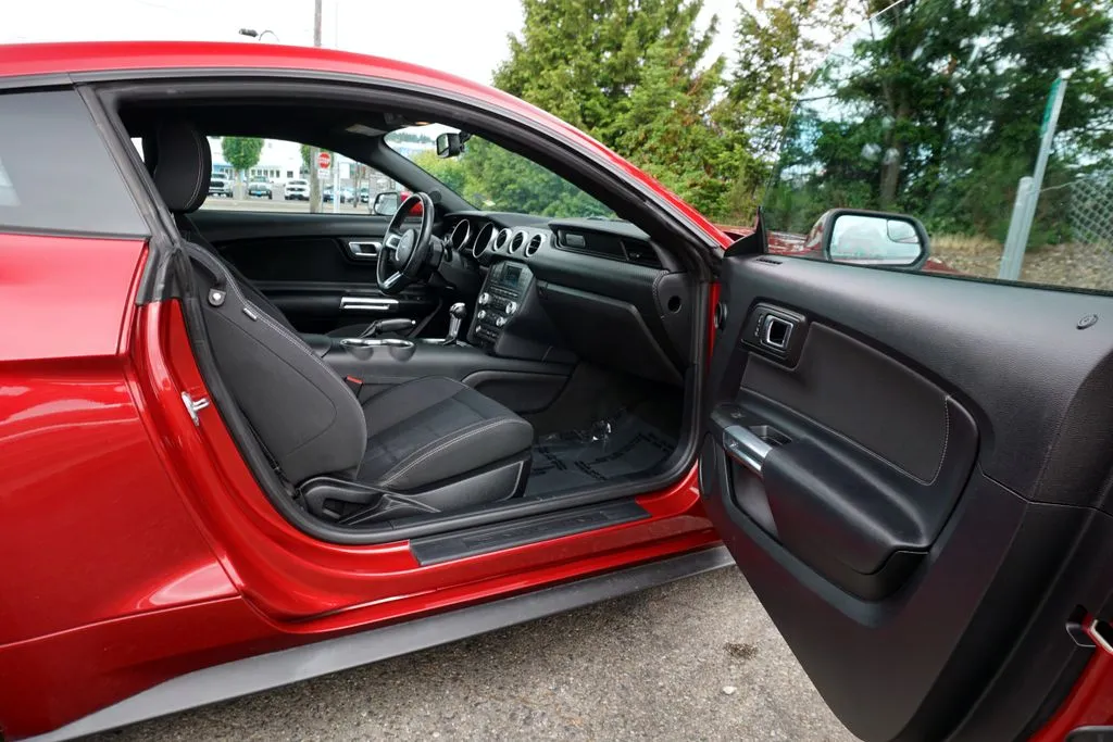 Ford Mustang photo 9