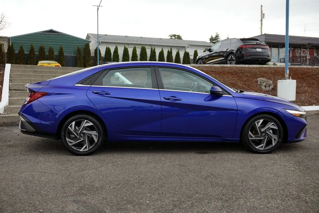 Hyundai Elantra photo 8
