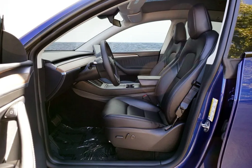 Tesla Model Y photo 15
