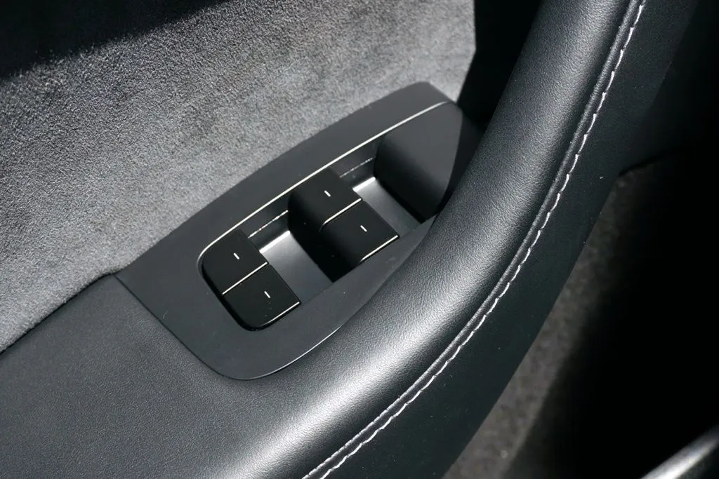 Tesla Model Y photo 12