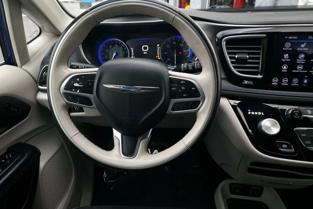 Chrysler Pacifica photo 23