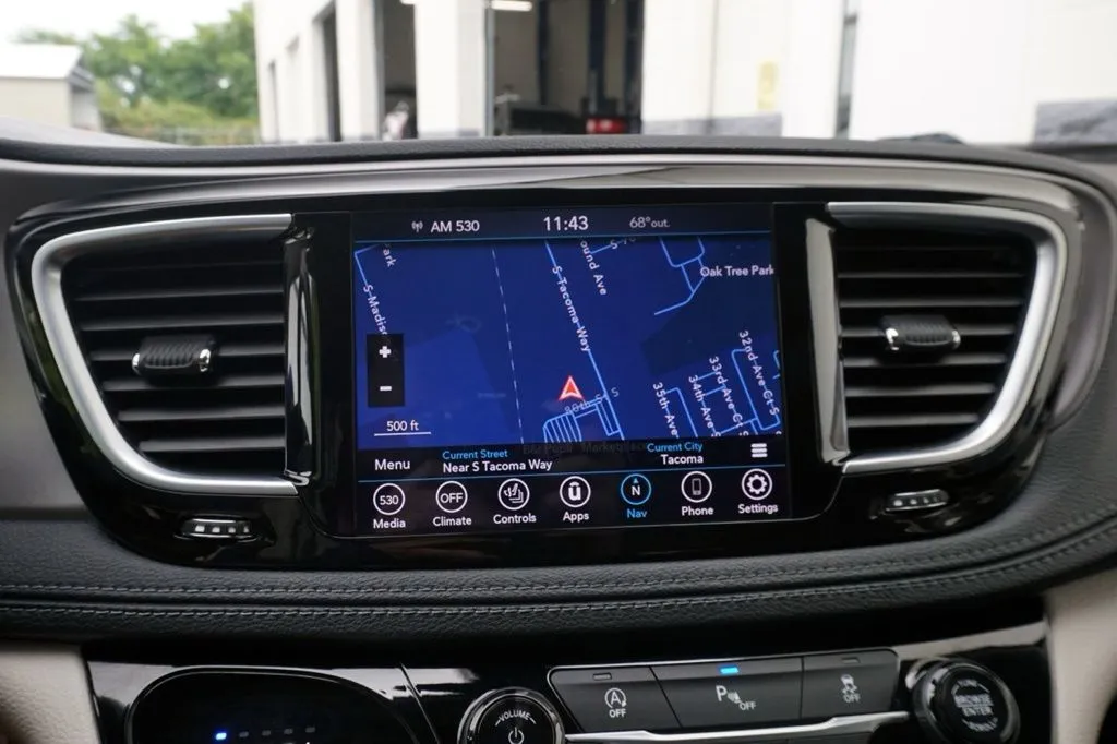 Chrysler Pacifica photo 32